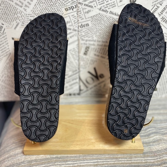 NWOT Alexis Bendel Black with Tan Interior Soft & Furry Flat Sandals in Size 11 - Picture 2 of 5